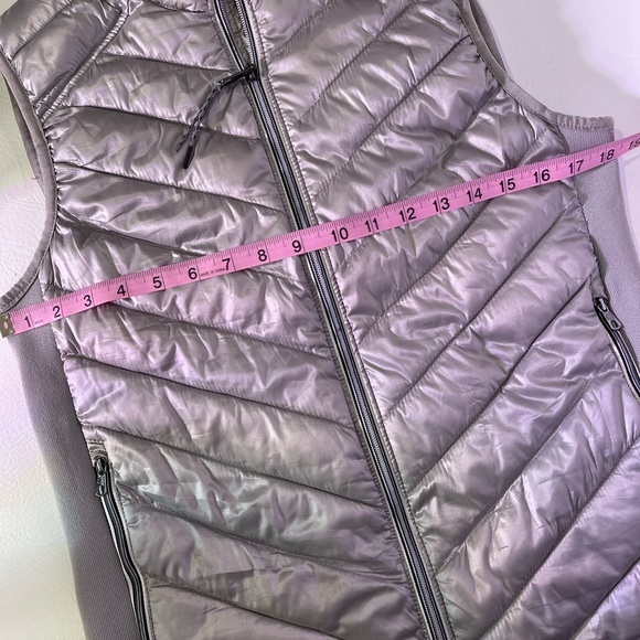 GAP Gray/Silver Primaloft Puffer Vest Size M. Two Front Zipper Pockets. Preloved - Picture 6 of 10